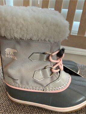 Sorel Kids' Grey and Pink Winter Boot Sorel Yoot pac boots size 12 New
